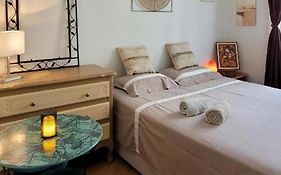 Chambre chez l'habitant, avec balcon privé, centre-ville, 15 mn mer